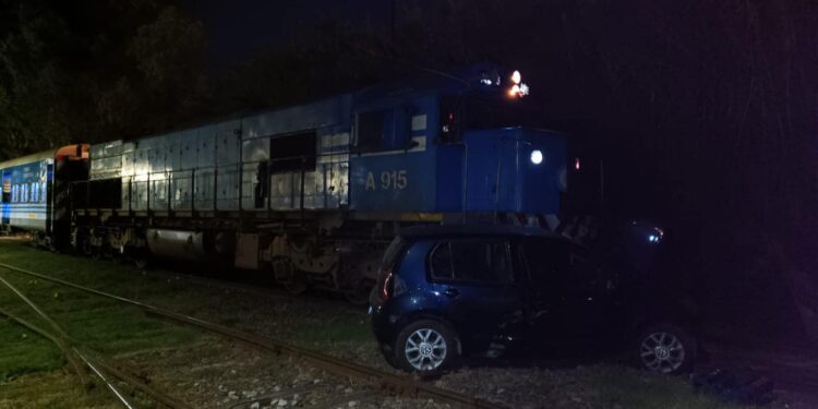 Turdera: un automovilista cruzó sin mirar, lo arrolló el tren y se salvó de milagro