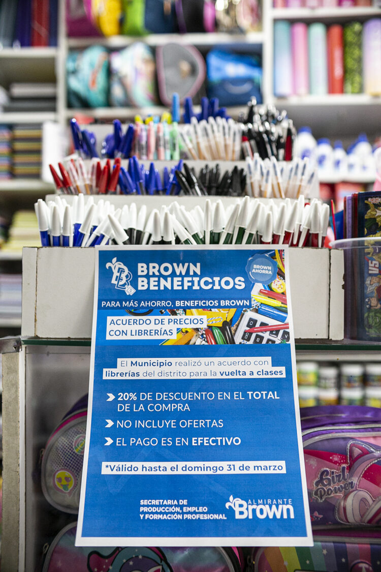 El municipio de Brown firmó un acuerdo con librerías para comprar útiles escolares con 20% de descuento