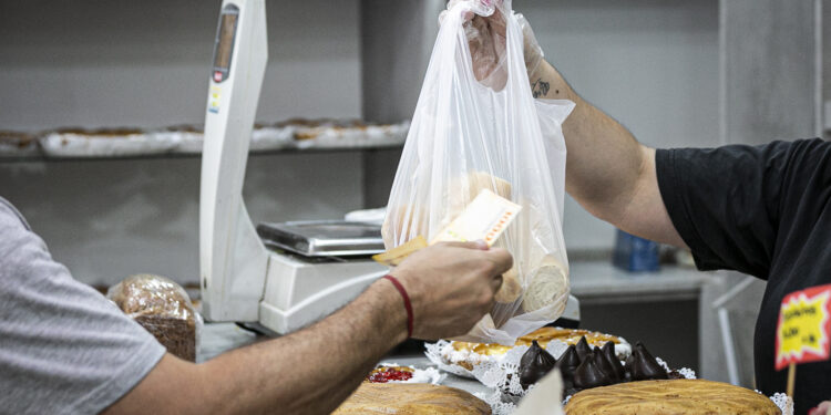 Acuerdo de precios entre el municipio y panaderos: 20% de descuento en pan francés y facturas en Brown