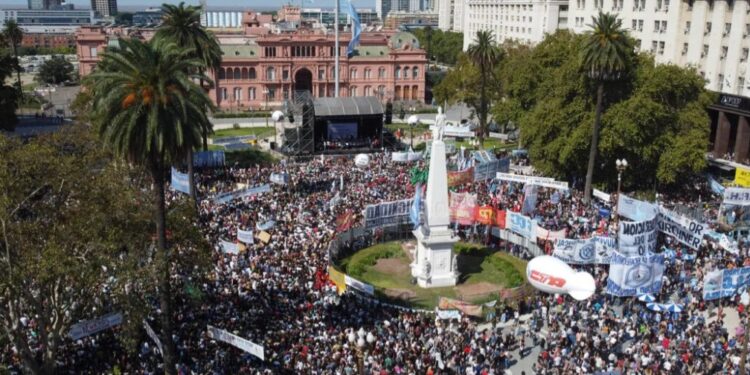 Una multitud marchó para reafirmar la memoria y rechazar las políticas de Milei