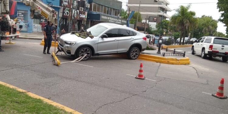 Adrogué: perdió el control del vehículo y quedó cruzado en Espora