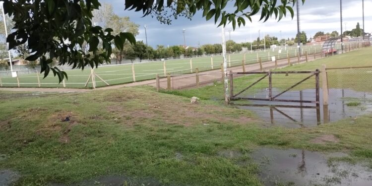 Una familia de Burzaco denuncia que se inunda su casa por obras mal hechas por el club Pucará