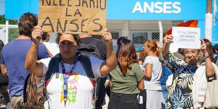 Denuncian que Milei ya echó a más de 1300 trabajadores de Anses y planea el despido de más de 60 mil en distintos organismos