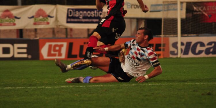 En Adrogué, Brown cayó por goleada en la previa a su cumpleaños 79