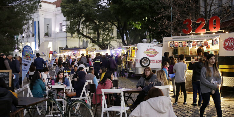 Con “la noche de las mujeres”, llega una nueva edición de Adrogué a cielo abierto