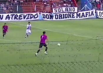 Claypole golpeó primero y ganó su primer partido