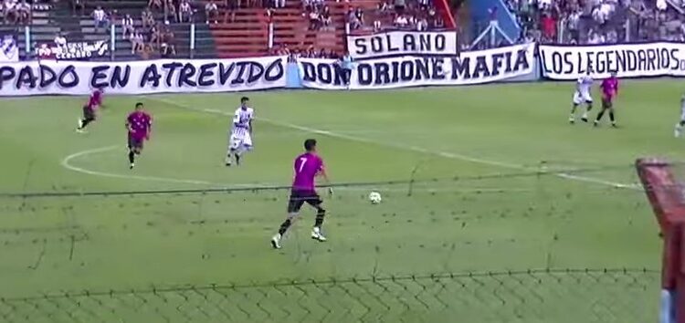 Claypole golpeó primero y ganó su primer partido