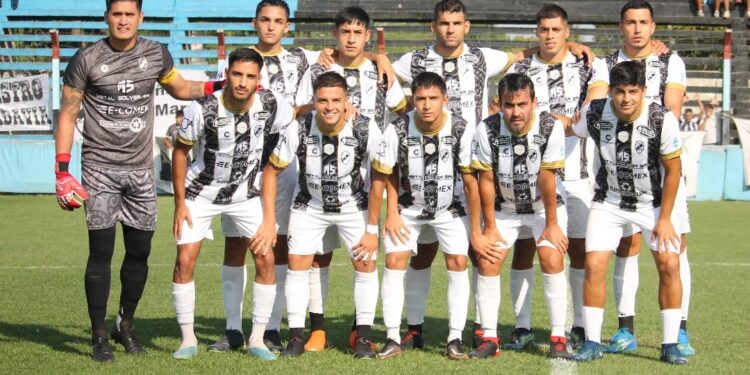 Claypole reaccionó a tiempo y rescató un empate en Adrogué