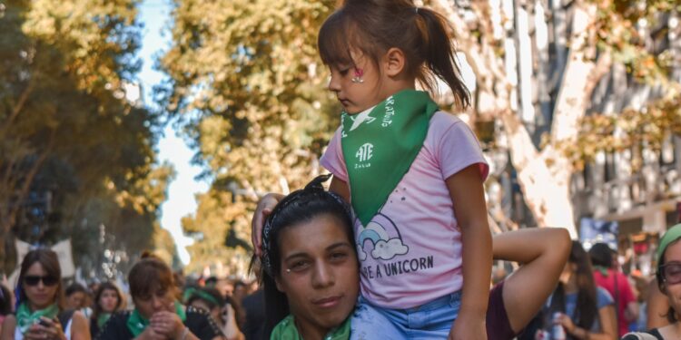 «Con hambre no hay libertad»: en el 8M, miles de mujeres y diversidades marchan al Congreso