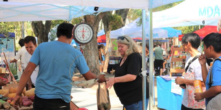 Sábado de feria en la granja municipal: frutas, verduras, artesanías, plantas y flores