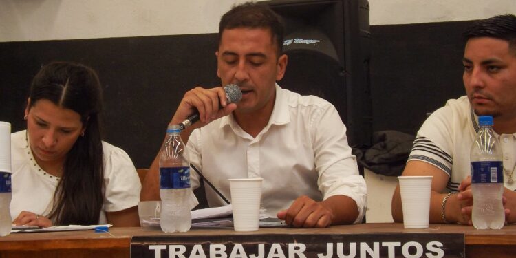 Sin oposición, Gómez fue reelegido como presidente de Claypole