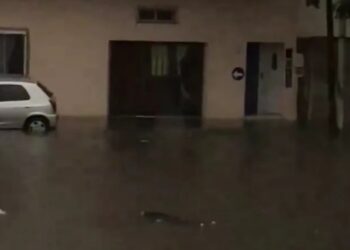 Lanús: apareció un cadáver flotando en medio de la tormenta que azota al AMBA