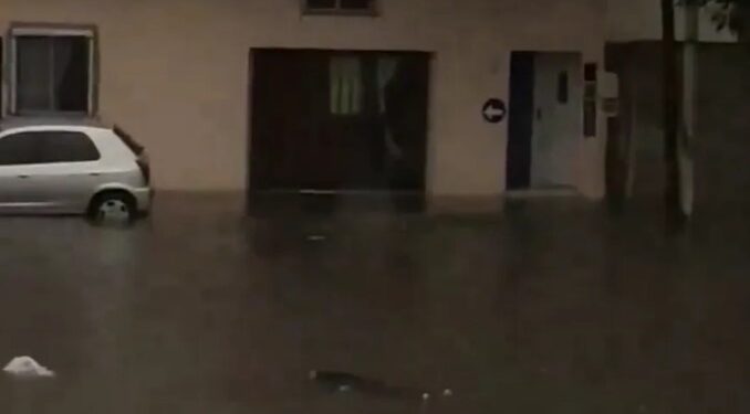 Lanús: apareció un cadáver flotando en medio de la tormenta que azota al AMBA