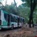 Glew: se cayó un poste de luz sobre un colectivo