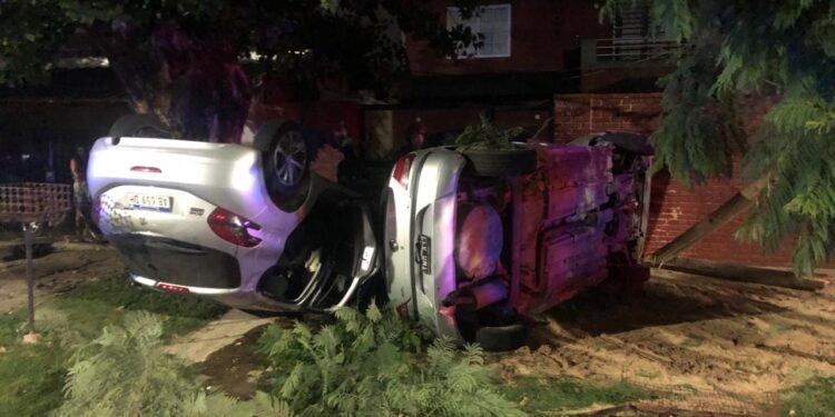 Persecución con choque y vuelco en José Mármol