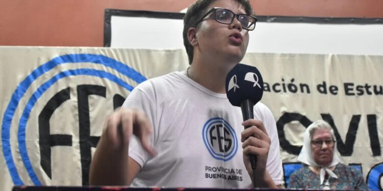 Estudiantes de secundaria marchan en defensa de las universidades: «Estamos hablando de nuestro futuro»