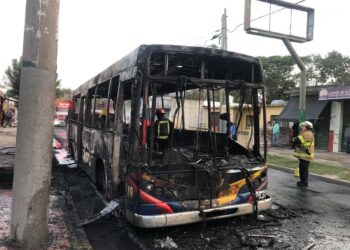 Un incendio afecto a un colectivo que circulaba con pasajeros en Burzaco