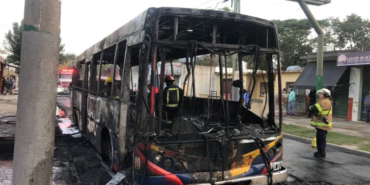 Un incendio afecto a un colectivo que circulaba con pasajeros en Burzaco