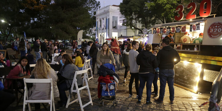 Brown a cielo abierto: desde hoy y hasta el domingo, música, feria y food trucks en Burzaco