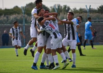 Claypole consolidó su levantada con un triunfo de visitante