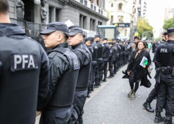Con un Congreso blindado, empezó el debate de la nueva Ley Ómnibus: 41 privatizaciones, cambios de leyes laborales, jubilaciones y blanqueo a evasores