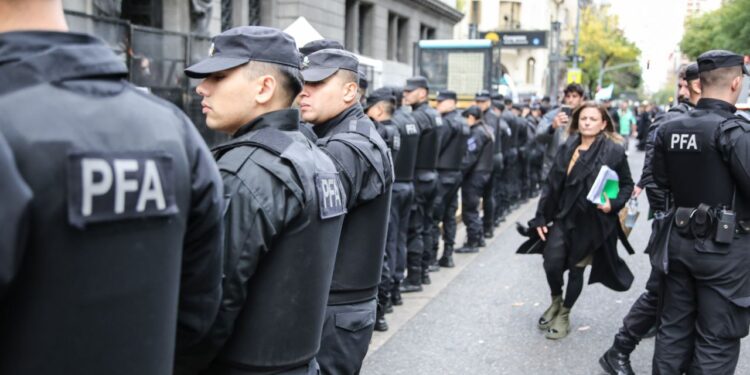 Con un Congreso blindado, empezó el debate de la nueva Ley Ómnibus: 41 privatizaciones, cambios de leyes laborales, jubilaciones y blanqueo a evasores
