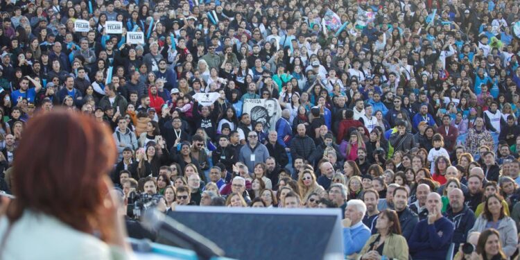 Cristina en Quilmes: inauguró un microestadio y dijo que el pueblo está siendo sometido «a un sacrificio inútil»