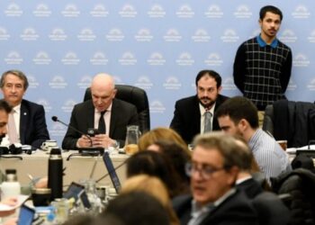 Diputados tratará el lunes la nueva versión de la Ley Ómnibus de Milei que busca privatizar los trenes, Aerolíneas, AySA y la TV