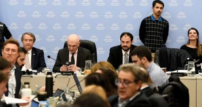 Diputados tratará el lunes la nueva versión de la Ley Ómnibus de Milei que busca privatizar los trenes, Aerolíneas, AySA y la TV