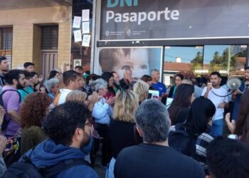 Abrazo solidario en Quilmes tras la ola de despidos en Renaper que también afectó a Burzaco y Don Orione