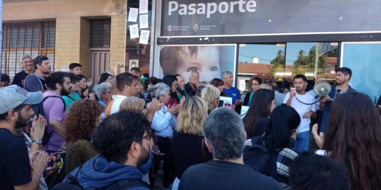 Abrazo solidario en Quilmes tras la ola de despidos en Renaper que también afectó a Burzaco y Don Orione