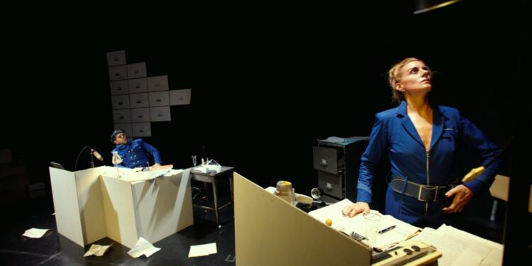 La obra de teatro que parodia al sistema judicial y nació en las calles de Adrogué