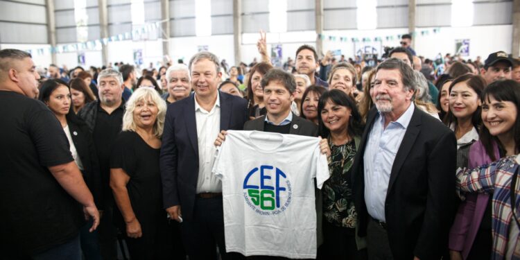 Kicillof y Cascallares inauguraron un centro de educación física Don Orione y recorrieron una obra de viviendas en Glew