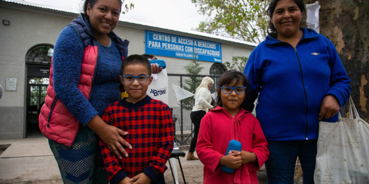 Burzaco: entregaron lentes de forma gratuita a vecinos de Brown