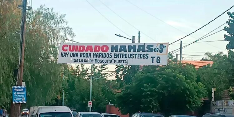 “Cuidado mamás, hay una roba maridos”: el pasacalle que apareció colgado en un colegio de Adrogué