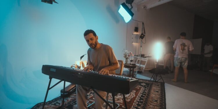 “El Chango” García: el debut solista del músico de Llavallol que sube a cantar a Adrogué