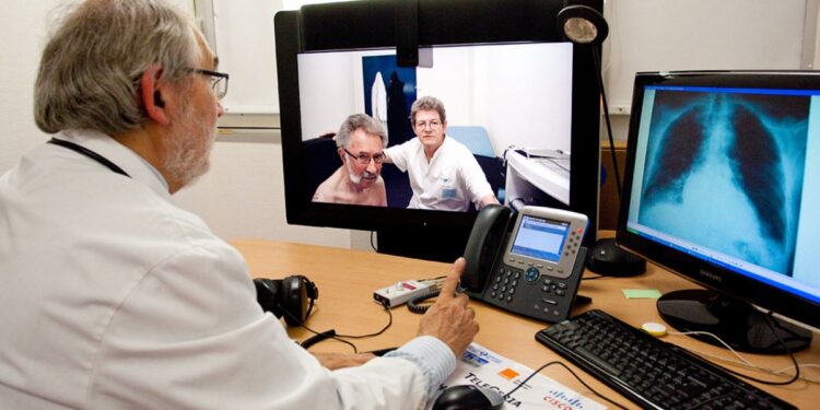 Brown puso en marcha la telemedicina brindando atención médica online a los vecinos