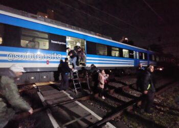 Tuvieron que evacuar pasajeros del Tren Roca por accidente en Lomas