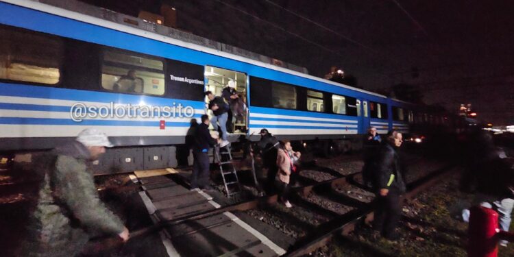 Tuvieron que evacuar pasajeros del Tren Roca por accidente en Lomas