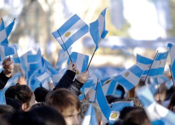 Almirante Brown conmemora el 214° aniversario de la Revolución de Mayo