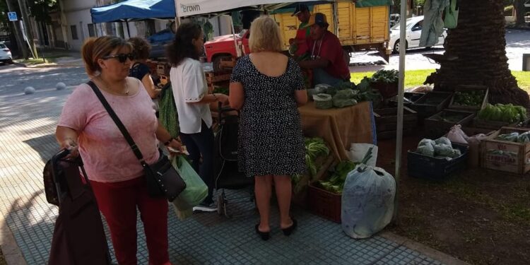 Viernes de feria en Adrogué y tres días de música, artesanos y food trucks en Mármol