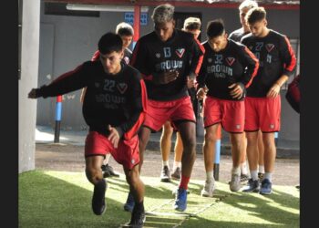 Brown ya tiene DT interino mientras buscan al reemplazante de Vico