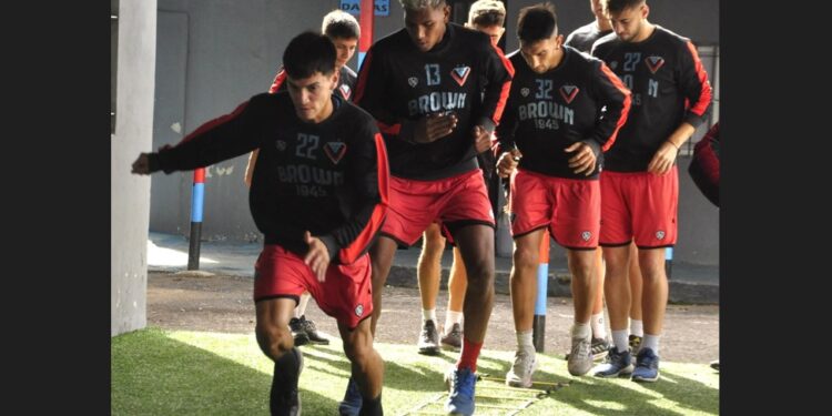 Brown ya tiene DT interino mientras buscan al reemplazante de Vico