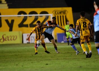 Brown cambia de DT pero no de costumbre: volvió a perder