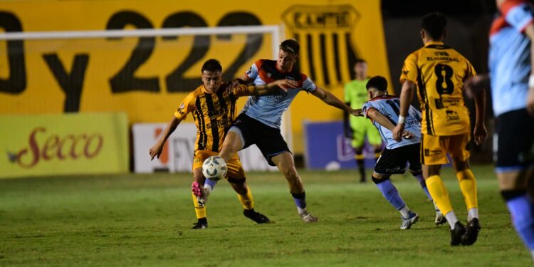 Brown cambia de DT pero no de costumbre: volvió a perder