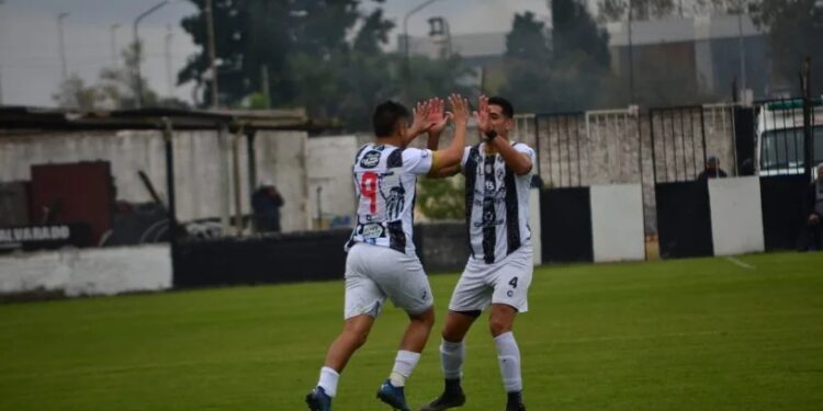 Claypole goleó a Atlas y sigue subiendo en el campeonato