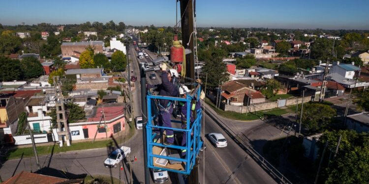 Repararon las luminarias LED del puente de Claypole