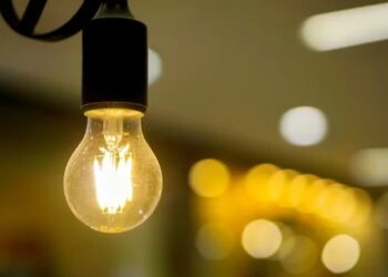 La tarifa de electricidad en la Argentina es la más cara en 30 años con relación al poder adquisitivo