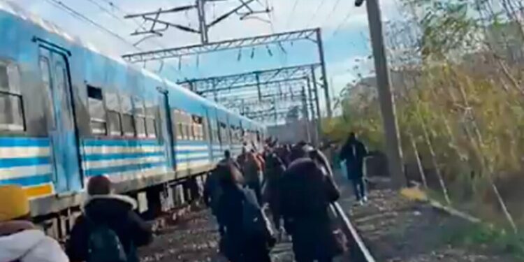 El Roca sufrió un desperfecto eléctrico y los pasajeros tuvieron que caminar por las vías hacia Constitución
