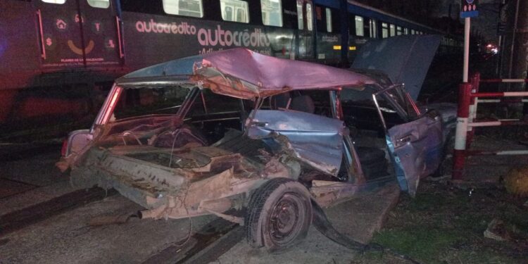 Una formación del Tren Roca arrolló a un auto en Adrogué